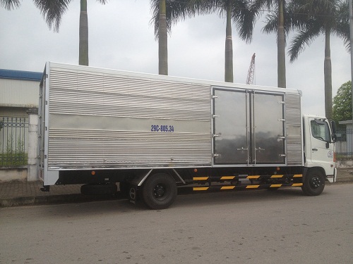 Giá xe tải hino 5 tấn FC9JLTC  thùng kín dài 6,8m